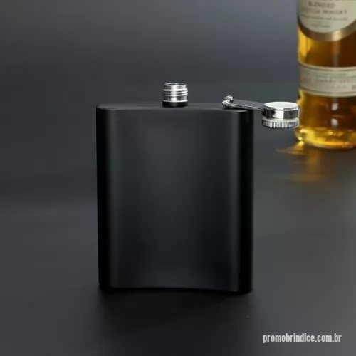 Porta whisky personalizada - Porta whisky 7oz em aço inoxidável com acabamento fosco.  Altura :  12,4 cm  Largura :  9,3 cm  Espessura :  2,3 cm  Medidas aproximadas para gravação (CxL):  8,8 cm x 7 cm  Peso aproximado (g):  103