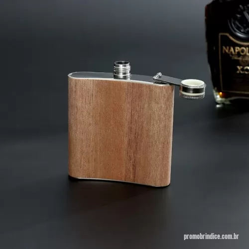 Porta whisky personalizada - Porta whisky 6oz em aço inoxidável com acabamento em folha de madeira.