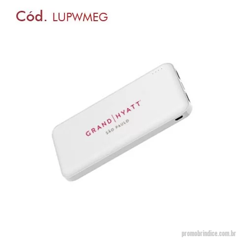 Power bank personalizado - Bateria Power bank Mega com entrada formato USB-C e 2 saídas para um carregamento rápido com potência de 2.4A, corpo na cor branca, este brinde com tecnologia de ponta traz consigo a capacidade inovadora de recarregar celulares e smartphones por até 5x sem precisar conectar na tomada, diga adeus aos bancos de energia com pouca durabilidade ou sobrevida de baixa qualidade com este produto exclusivo e surpreenda seus clientes e colaboradores com um dispositivo prático e faça a marca da sua empresa ser lembrada de um jeito especial. Potência de 12000mAh, entradas: DC5V/2A (Micro USB/USB-C, saídas DC5V/2.4A (USB) medidas da embalagem = 10,5 x 18,5 x 2,3 cm. A quantidade de carga pode variar de acordo com o modelo do dispositivo conectado.