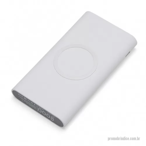 Power bank personalizado - Carregador portátil de indução com 8000mAh e indicadores led de bateria e indução. O carregador contém um detalhe circular emborrachado na área de indução, proporcionado mais segurança ao dispositivo conectado, evitando deslizamentos durante este modo de carga – o lado oposto da indução possui um ícone indutivo, porém é uma mera ilustração, esta área não gera carga. O carregador possui uma porta de saída USB com carga rápida e duas portas de entradas, Tipo-C e V8. Acompanha cabo USB e adaptador Tipo-C