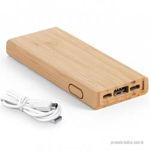 Power bank personalizado - Bateria portátil em bambu com bateria de lítio com capacidade de 5.000 mAh e tempo de vida ? 500 ciclos. Entrada 5V/2A e saída 5V/1-2A com 1 porta micro USB, 1 porta USB tipo C e 1 porta USB. Inclui cabo USB/micro USB para carregar e contém indicador de carga. Fornecido em caixa