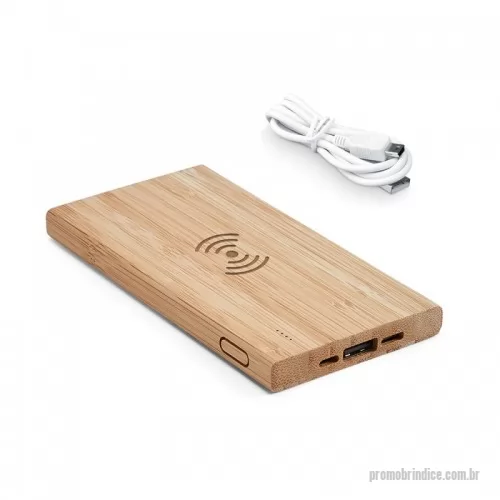 Power bank personalizado - Bateria portátil. Bambu. Bateria de lítio. Capacidade: 5.000 mAh. Tempo de vida ? 500 ciclos. Potência de saída wireless: 5W. Com entrada e saída: 5V/2A. Indicador de carga. 1 porta micro USB, 1 porta USB tipo C e 1 porta USB. Incluso cabo USB/micro USB para carregar a bateria. Fornecida em caixa. 140 x 70 x 12mm.             Celular descarregado é algo que incomoda demais, principalmente se você precisa estar sempre conectado, usa muito o WhatsApp, acessa as redes sociais com frequência e vive tirando fotos para registrar seus principais momentos. Para evitar esse problema, o Power Bank representa uma solução bem prática.  Mas o que é Power Bank Wireless? Trata-se de um acessório que serve para recarregar a bateria do celular sempre que necessário, bastando aproxima-lo do seu aparelho com a tecnologia por indução ou cabo.