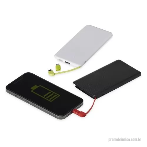 Power bank personalizado - Carregador portátil plástico com 5.000mAh e indicador led de bateria. Possui entrada V8, acompanha cabo USB, adaptador lightning e adaptador tipo-C. 6,6 x 12,5 cm