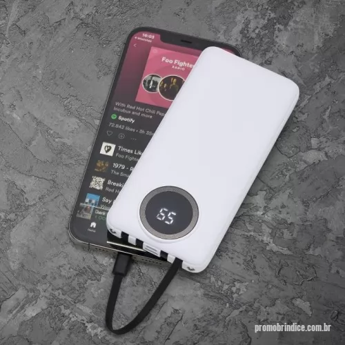 Power bank personalizado -  Carregador portátil de 10.000mAh com display digital indicador de bateria, contém duas lanternas de led e quatro cabos de saída acoplados, sendo: saída Lightning, saída Tipo-C, saída V8 e saída USB. O carregador possui uma porta USB dupla (entrada e saída) com carga rápida e outras duas portas de entrada: V8 e Tipo-C. Acompanha cabo USB.  Largura :  6,9 cm  Espessura :  2 cm  Comprimento :  14,4 cm  Medidas aproximadas para gravação (CxL):  5 cm x 8 cm  Peso aproximado (g):  241