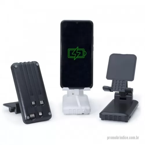 Power bank personalizado -  Power bank plástico de 10.000mAh multissaídas com suporte retrátil para celular ou tablet. Com indicadores led de bateria e base antiderrapante, o carregador possui os cabos tipo-C , lightning, , V8 e USB acoplados. Acompanha cabo USB V8 e adaptador lightning.
