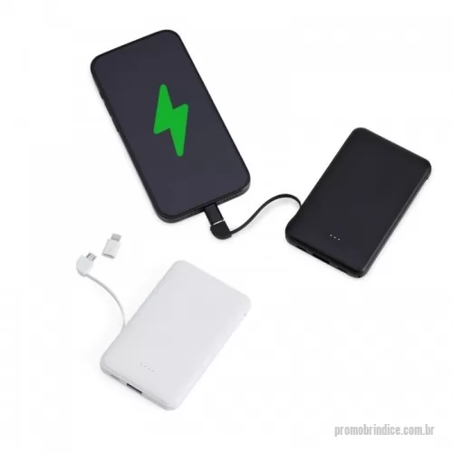 Power bank personalizado - Power bank plástico de 5.000mAh com indicadores led de bateria e cabos acoplados: Tipo-C e V8. Acompanha cabo USB V8 e adaptador Lightning.