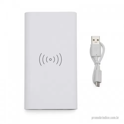 Power bank personalizado - Carregador portátil de indução com 8000mAh e indicadores led de bateria e indução. O carregador contém um detalhe circular emborrachado na área de indução, proporcionado mais segurança ao dispositivo conectado, evitando deslizamentos durante este modo de carga – o lado oposto da indução possui um ícone indutivo, porém é uma mera ilustração, esta área não gera carga. O carregador possui uma porta de saída USB com carga rápida e duas portas de entradas, Tipo-C e V8. Acompanha cabo USB.