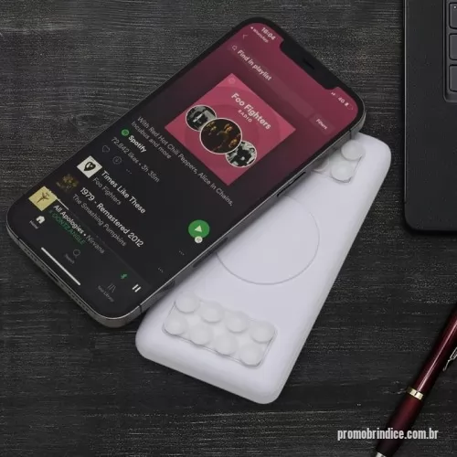 Power bank personalizado - Carregador portátil de indução com 8000mAh e indicadores led de bateria e indução. O carregador contém um detalhe circular emborrachado na área de indução, proporcionado mais segurança ao dispositivo conectado, evitando deslizamentos durante este modo de carga – o lado oposto da indução possui um ícone indutivo, porém é uma mera ilustração, esta área não gera carga. O carregador possui uma porta de saída USB com carga rápida e duas portas de entradas, Tipo-C e V8. Acompanha cabo USB