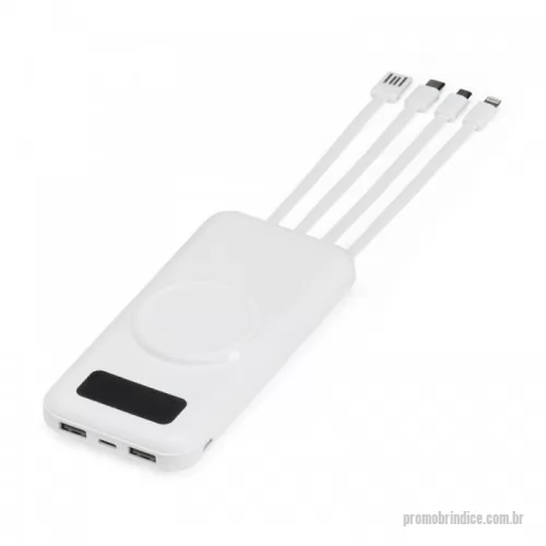 Power bank personalizado - Carregador portátil power bank com 10.000mAh e carregamento via indução ou via cabo. Com display digital indicador de bateria, o carregador contém quatro cabos acoplados: Lightning, Tipo-C, V8 e saída USB para o carregamento da própria bateria. Portas de entrada: V8, Tipo-C e duas portas USB.