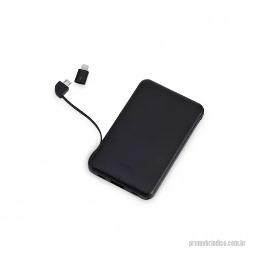 Power bank personalizado - Power bank plástico de 5.000mAh com indicadores led de bateria e cabos acoplados: Tipo-C e V8. Acompanha cabo USB V8 e adaptador Lightning.