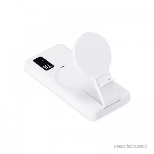 Power bank personalizado - Carregador portátil plástico via indução ou via cabo com 10.000mAh e indicador led de bateria. Com suporte inclinável para o carregamento via indução, o power bank possui duas portas de saídas USB, possibilitando o carregamento de dois dispositivos simultaneamente. Contém porta de entrada tipo-C, V8 e acompanha cabo USB.