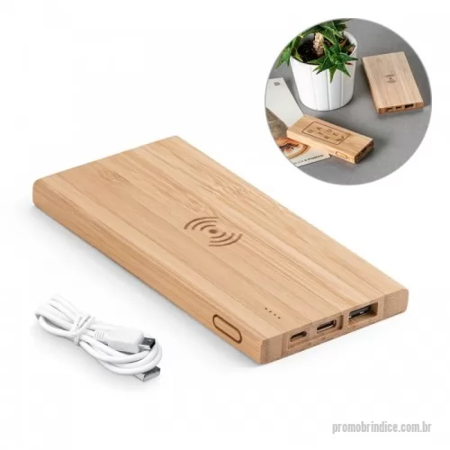 Power bank personalizado - Power Bank bateria portátil com carregador wireless em bambu. Bateria de lítio com capacidade de 5.000mAh e tempo de vida ? 500 ciclos. Contém entrada/saída de 5V/2A, indicador de carga, 1 porta micro USB, 1 porta USB tipo C e 1 porta USB. Potência de saída wireless, no máximo, de 5W. Incluso cabo USB / micro USB para carregar. Compatível com smartphones com tecnologia de carregamento sem fios.
