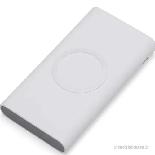 Power bank personalizado - Carregador portátil de indução com 8000mAh e indicadores led de bateria e indução. O carregador contém um detalhe circular emborrachado na área de indução, proporcionado mais segurança ao dispositivo conectado, evitando deslizamentos durante este modo de carga – o lado oposto da indução possui um ícone indutivo, porém é uma mera ilustração, esta área não gera carga. O carregador possui uma porta de saída USB com carga rápida e duas portas de entradas, Tipo-C e V8. Acompanha cabo USB.