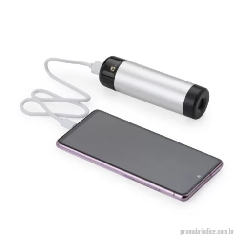 Power bank personalizado - Dispositivos sempre carregados em qualquer lugar com o nosso power bank! Equipado bateria de 4.000mAh, este carregador portátil tem um design compacto, produzido em metal com detalhes plásticos. Além do cabo USB Tipo-C incluso, nosso power bank tem um bônus: uma lanterna integrada de alto alcance para emergências.