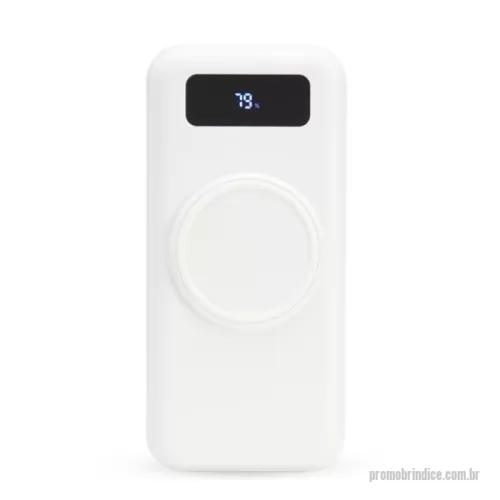 Power bank personalizado - Carregador portátil power bank com 10.000mAh e carregamento via indução ou via cabo. Com display digital indicador de bateria, o carregador contém quatro cabos acoplados: Lightning, Tipo-C, V8 e saída USB para o carregamento da própria bateria. Portas de entrada: V8, Tipo-C e duas portas USB.