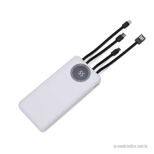 Power bank personalizado - Carregador portátil de 10.000mAh com display digital indicador de bateria, contém duas lanternas de led e quatro cabos de saída acoplados, sendo: saída Lightning, saída Tipo-C, saída V8 e saída USB. O carregador possui uma porta USB dupla (entrada e saída) com carga rápida e outras duas portas de entrada: V8 e Tipo-C. Acompanha cabo USB.