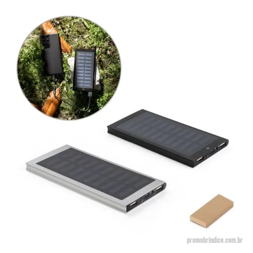 Power bank personalizado - Bateria portátil em alumínio 100% reciclado. Bateria em lítio, com painel solar e lanterna. Tem capacidade de 8.000 mAh e tempo de vida superior a 500 ciclos. Possui uma porta de entrada e saída USB-C e duas portas de saída USB-A. Incluso cabo USB-C para carregamento com cerca de 30 cm. Ideal para situações de emergência. Fornecido em caixa presente em papel kraft. 153 x 74 x 10 mm