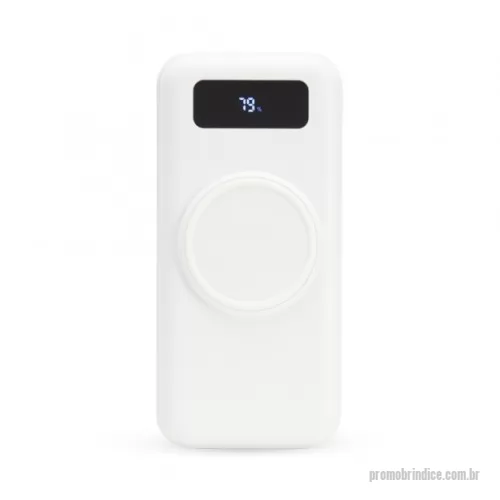 Power bank personalizado - Carregador portátil power bank com 10.000mAh e carregamento via indução ou via cabo. Com display digital indicador de bateria, o carregador contém quatro cabos acoplados: Lightning, Tipo-C, V8 e saída USB para o carregamento da própria bateria. Portas de entrada: V8, Tipo-C e duas portas USB