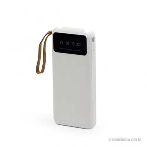 Power bank personalizado - Carregador power bank de 10.000mAh com lanternas, múltiplas saídas e suporte para celular. Fabricado em plástico com display integrado, este power bank vem equipado com quatro cabos de carregamento, eliminando a necessidade de transportar cabos extras. Compatível com entradas V8, Tipo-C, Lightning e USB, praticidade é o sinônimo deste carregador. Com alça de couro sintético e um suporte funcional para celular, estilo gaveta, o power bank possui capacidade real de 6.000mAh para manter os dispositivos sempre carregados. Acompanha cabo USB-V8.