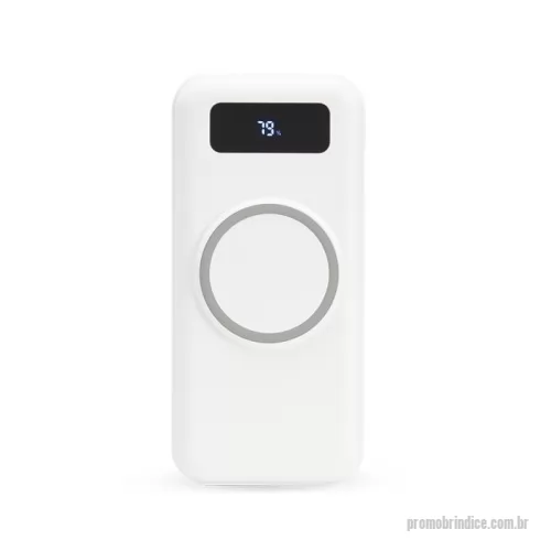 Power bank personalizado - Carregador portátil power bank com 10.000mAh e carregamento via indução ou via cabo. Com display digital indicador de bateria, o carregador contém quatro cabos acoplados: Lightning, Tipo-C, V8 e saída USB para o carregamento da própria bateria. Portas de entrada: V8, Tipo-C e duas portas USB.
