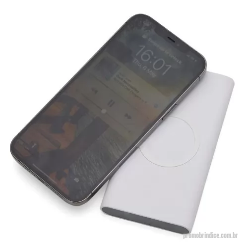 Power bank personalizado - Ainda mais power na hora de carregar seus dispositivos! O nosso Power Bank possui 2 modos de funcionamento: via indução ou cabo. Com bateria de 8000mAh, este carregador contém um detalhe circular emborrachado na área de indução, proporcionado mais segurança ao dispositivo conectado, evitando deslizamentos durante este modo de carga. O carregador possui uma porta de saída USB com carga rápida e duas portas de entradas, Tipo-C e V8. Acompanha cabo USB.