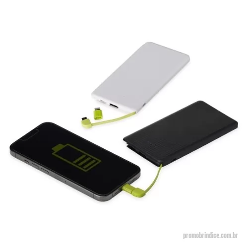 Power bank personalizado - Carregador portátil plástico com 5.000mAh e indicador led de bateria. Possui entrada V8, acompanha cabo USB e adaptador lightning.