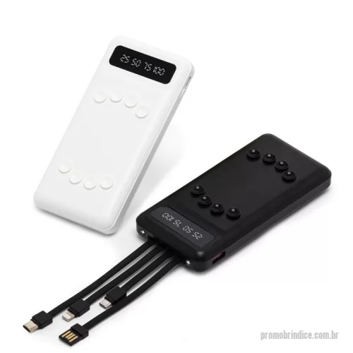 Power bank personalizado - Carregador power bank de 10.000mAh com lanternas e múltiplas saídas. Fabricado em plástico com display integrado, este power bank vem equipado com quatro cabos de carregamento, eliminando a necessidade de transportar cabos extras. Compatível com entradas V8, Tipo-C, Lightning e USB, ele oferece praticidade absoluta. Para um transporte conveniente e seguro, o power bank possui ventosas para fixação do celular e uma capacidade real de 6.000mAh para manter os dispositivos sempre carregados.. Acompanha cabo USB-V8.