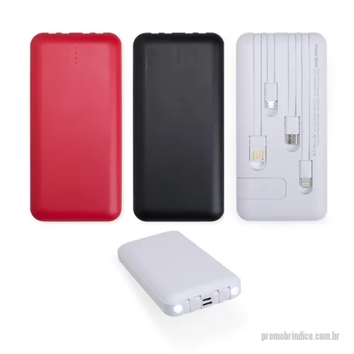 Power bank personalizado - Nosso power bank 10.000mAh 4 em 1 é uma solução prática e eficiente para manter os dispositivos sempre carregados, mesmo quando estiver em movimento. Feito em plástico, este carregador portátil é compatível com diversos dispositivos, pois conta com quatro cabos acoplados: Lightning, tipo-C, micro-USB e USB. Além disso, o power bank possui um suporte lateral integrado, feito para manter o celular na horizontal durante o carregamento, permitindo assistir vídeos ou participar de reuniões enquanto o dispositivo carrega. Funcional, nosso carregador é equipado com duas lanternas para situações de emergência. Sua entrada micro-USB 5V=2.1A e saída USB 5V=2.1A, oferece um desempenho eficiente e rápido para o dia a dia.