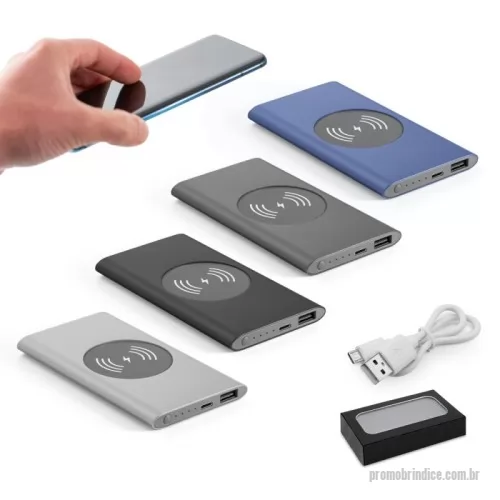 Power bank personalizado - Bateria portátil com carregador wireless em alumínio 100% reciclado. Bateria de polímero de lítio com capacidade de 4.000 mAh e tempo de vida de ? 500 ciclos. Com LED indicador de carga, uma porta de entrada USB-C, uma porta de saída USB-A e potência de carregamento sem fios de 5W. Incluso cabo USB-C para carregar a bateria. Fornecida em caixa presente. 123 x 70 x 10 mm