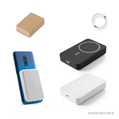 Power bank personalizado - Bateria portátil em ABS 100% reciclado. Tem capacidade de 10.000 mAh e tempo de vida ? 300 ciclos. Esta bateria portátil torna-se muito prática para o dia a dia, uma vez que permite, através do seu magnetismo, prender-se atrás dos dispositivos móveis. Incluso grip magnético extra para ser colocado nos smartphones que não têm magnetismo. Possui entrada/saída USB-C e potência máxima de 15W para carregamento rápido sem fios. Compatível com smartphones com tecnologia de carregamento sem fios. Incluso cabo USB-C para carregamento rápido. Fornecido em caixa presente de papel kraft reciclado. 100 x 64 x 18 mm | Caixa: 90 x 22 x 103 mm