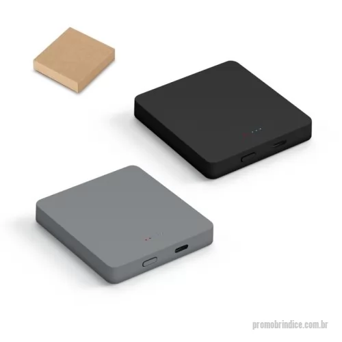 Power bank personalizado - Bateria portátil de carregamento rápido em ABS 100% reciclado com acabamento em mate. A bateria leve em lítio e com design slim, tem uma capacidade de 5.000 mAh e tempo de vida ? 300 ciclos. Esta bateria portátil torna-se muito prática para o dia a dia uma vez que permite, através do seu magnetismo, prender atrás dos smartphones ou capas com este sistema. Possui entrada/saída USB-C e potência máxima de 15W para carregamento rápido sem fios. Compatível com smartphones com tecnologia de carregamento sem fios. Incluso cabo USB-C para carregamento rápido. Fornecido em caixa presente de papel kraft. 74 x 69 x 15 mm | Caixa: 77 x 18 72 mm