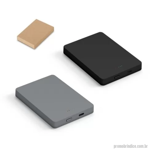 Power bank personalizado - Bateria portátil de carregamento rápido em ABS 100% reciclado com acabamento em mate. A bateria leve em lítio e com design slim, tem uma capacidade de 10.000 mAh e tempo de vida ? 300 ciclos. Esta bateria portátil torna-se muito prática para o dia a dia uma vez que permite, através do seu magnetismo, prender atrás dos smartphones ou capas com este sistema. Possui entrada/saída USB-C e potência máxima de 15W para carregamento rápido sem fios. Compatível com smartphones com tecnologia de carregamento sem fios. Incluso cabo USB-C para carregamento rápido. Fornecido em caixa presente de papel kraft. 90 x 65 x 19 mm | Caixa: 76 x 91 x 23 mm