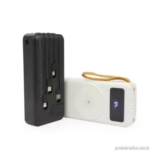 Power bank personalizado - Mantenha a bateria de smartphone e outros dispositivos carregadas com um power bank ágil e eficiente. Feito em plástico e com capacidade de 20.000mAh, ele tem capacidade de sobra para fornecer a recarga necessária para celulares ou tablets nos momentos mais importantes do dia. Possui painel LED com indicador de porcentagem de carga da bateria do aparelho de recarga. Versátil, o power bank é compatível com diversos dispositivos, pois conta com quatro cabos acoplados: USB-C, Micro USB, Lightning e Cabo USB, e também com espaço reservado para carregamento por indução, além de uma saída USB-C, Micro-USB e USB para recarga do carregador. Também apresenta um suporte lateral integrado para manter o celular na horizontal durante o carregamento, facilitando a visualização de vídeos ou participações em reuniões virtuais enquanto o dispositivo carrega, além de uma alça em couro sintético para tornar seu transporte mais prático no dia a dia.