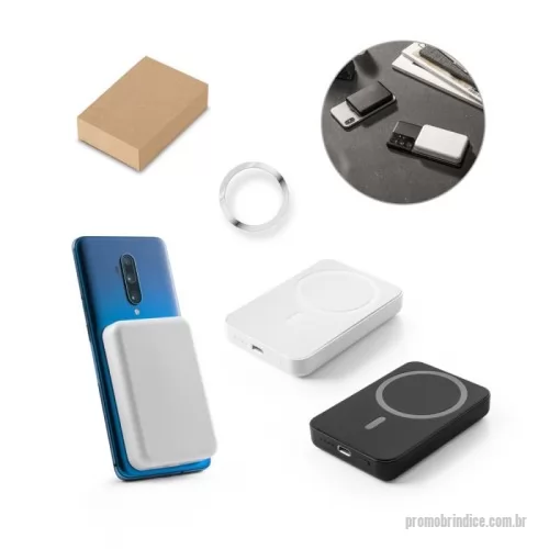 Power bank personalizado - Bateria portátil em ABS 100% reciclado. Tem capacidade de 5.000 mAh e tempo de vida ? 300 ciclos. Esta bateria portátil torna-se muito prática para o dia a dia, uma vez que permite, através do seu magnetismo, prender-se atrás dos dispositivos móveis. Incluso grip magnético extra para ser colocado nos smartphones que não têm magnetismo. Possui entrada/saída USB-C e potência máxima de 15W para carregamento rápido sem fios. Compatível com smartphones com tecnologia de carregamento sem fios. Incluso cabo USB-C para carregamento rápido. Fornecido em caixa presente de papel kraft reciclado. 96 x 64 x 14 mm | Caixa: 90 x 18 x 97 mm