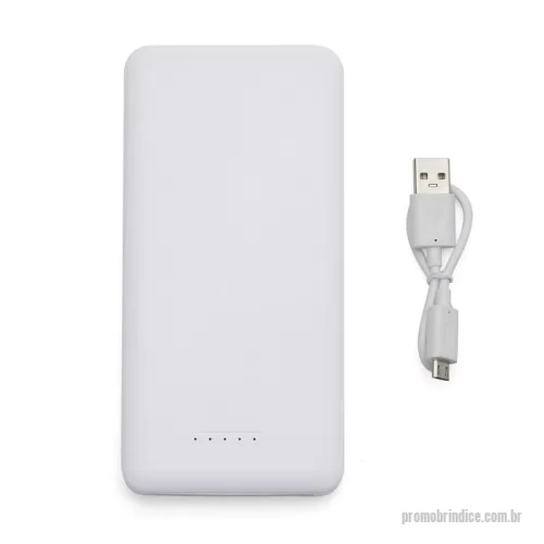 Power bank personalizado - Carregador portátil de indução com 10.000mAh e indicador led de bateria, contém dois conjuntos de ventosas nas extremidades da área de indução, ideal para fixação do celular durante este modo de carga. O carregador possui duas portas de saídas USB, possibilitando o carregamento de dois dispositivos ao mesmo tempo, além do modo de carga por indução ilustrado por um raio, indicando a área correta para este modo de carga. O carregador possui duas portas de entradas, Tipo-C e V8. Acompanha cabo USB