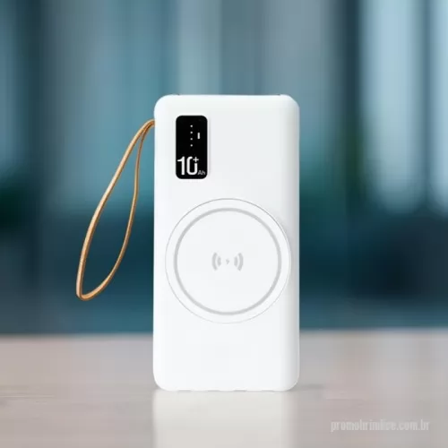Power bank personalizado - Power Bank em plástico com capacidade de 10.000mAh. Possui quatro cabos integrados com saídas para Lightning, USB-C, Micro-USB e USB, além de área de recarga por indução magnética para dispositivos compatíveis e lanterna de LED. Conta ainda com entradas USB-A e USB-C para recarga do próprio aparelho e alça de tecido sintético para transporte.