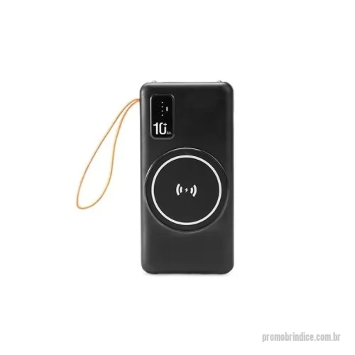 Power bank personalizado - Power Bank em plástico com capacidade de 10.000mAh. Possui quatro cabos integrados com saídas para Lightning, USB-C, Micro-USB e USB, além de área de recarga por indução magnética para dispositivos compatíveis e lanterna de LED. Conta ainda com entradas USB-A e USB-C para recarga do próprio aparelho e alça de tecido sintético para transporte.