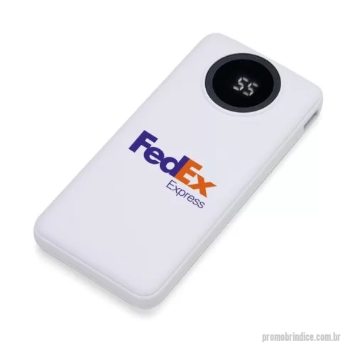 Power bank personalizado - Carregador portátil de 10.000mah com display digital indicador de bateria, contém duas lanternas de led e quatro cabos de saída acoplados, sendo: saída lightning, saída tipo-c, saída v8 e saída usb. O carregador possui uma porta usb dupla (entrada e saída) com carga rápida e outras duas portas de entrada: v8 e tipo-c. Acompanha cabo usb.