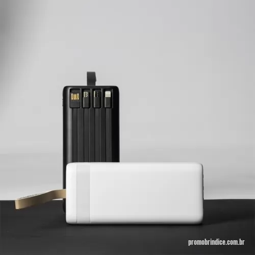 Power bank personalizado - Power bank em plástico com capacidade de até 20.000mAh. Possui quatro cabos integrados com saídas Lightning, USB-C, Micro-USB e USB. Conta ainda com duas entradas, uma USB-A e outra USB-C, painel de LED numérico e lanterna frontal e alça fixa em couro sintético para transporte. Acompanha cabo USB-C.