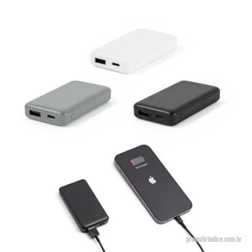 Power bank personalizado - Bateria portátil em ABS 100% reciclado. Leve e com dimensões extremamente reduzidas é a solução perfeita para levar com você a qualquer lugar e garantir a bateria necessária em situações de emergência.Com capacidade de 4.000 mAh, indicador de nível de carga, uma porta de entrada USB-C e uma porta de saída USB-A. Incluso um cabo de carregamento USB-C. Fornecida em caixa presente de papel kraft reciclado. 87 x 48 x 17 mm | Caixa: 75 x 90 x 18 mm