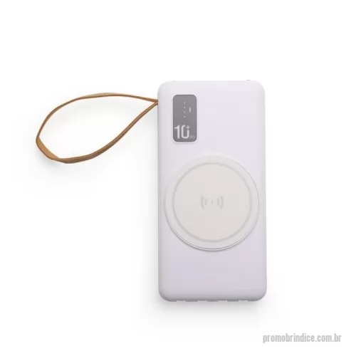 Power bank personalizado - Power Bank em plástico com capacidade de 10.000mAh. Possui quatro cabos integrados com saídas para Lightning, USB-C, Micro-USB e USB, além de área de recarga por indução magnética para dispositivos compatíveis e lanterna de LED. Conta ainda com entradas USB-A e USB-C para recarga do próprio aparelho e alça de tecido sintético para transporte.