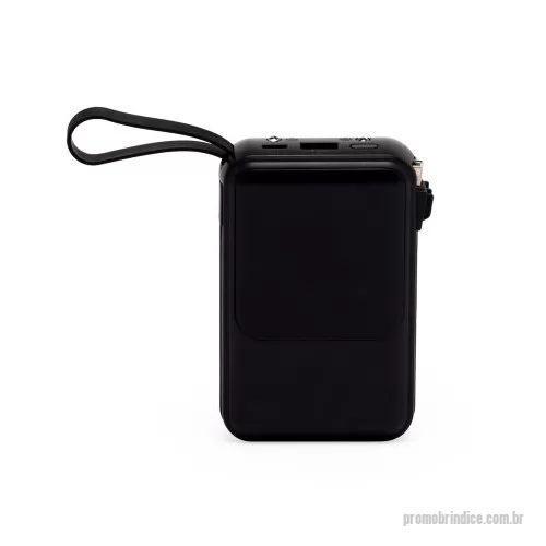 Power bank personalizado - Carregador portátil em plástico com capacidade de até 10.000mAh. Possui display para visualização de percentual de carga do power bank e quatro cabos com saída para micro-USB, USB-C, Lightning e USB, além de entradas USB e USB-C dedicadas apenas para a recarga do próprio dispositivo portátil. Conta ainda com alça de borracha e um tamanho compacto para um transporte discreto, ele possui uma capacidade real de 6.000mAh para manter os dispositivos sempre carregados. Acompanha cabo USB-C.  Altura: 10,6 cm Largura: 6,7 cm Espessura: 2,7 cm Medidas aproximadas para gravação: (CxL): 2 cm x 3,5 cm