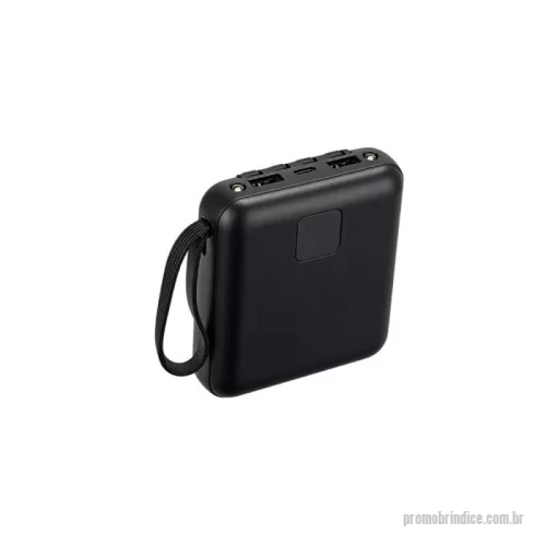 Power bank personalizado - Power bank com estrutura em plástico e capacidade de até 10.000mAh. Possui painel frontal em LED para indicar o percentual de carregamento, lanterna de dois LEDs acionada por botão lateral e quatro cabos com saídas para micro-USB, USB-C, Lightning e USB. Conta com duas portas USB-A, outra USB-C dedicada apenas à recarga do próprio carregador portátil e alça emborrachada para transporte.