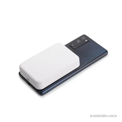 Power bank personalizado - Power bank para carregamento de dispositivos compatíveis com a tecnologia de indução magnética, estrutura em plástico, entrada USB-C para alimentação e capacidade de até 10.000mAh.