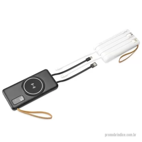Power bank personalizado -  Power Bank em plástico com capacidade de 10.000mAh. Possui quatro cabos integrados com saídas para Lightning, USB-C, Micro-USB e USB, além de área de recarga por indução magnética para dispositivos compatíveis e lanterna de LED. Conta ainda com entradas USB-A e USB-C para recarga do próprio aparelho e alça de tecido sintético para transporte.