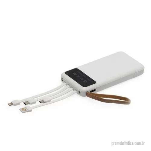Power bank personalizado - Carregador power bank de 10.000mAh com lanternas, múltiplas saídas e suporte para celular. Fabricado em plástico com display integrado, conta com quatro cabos de carregamento: Micro USB (V8), USB-C, Linghtining e USB, além de entradas Micro USB e USB dedicados somente para a recarga do próprio carregador. Com alça de couro sintético e um suporte funcional para celular, o power bank possui capacidade real de 6.000mAh para manter os dispositivos sempre carregados. Acompanha cabo USB-V8 para recarga do carregador.