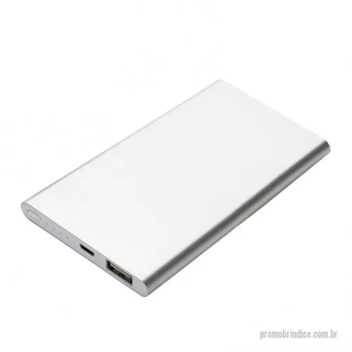 Power bank personalizado - Power bank de metal com indicador de carga em led. Corpo metálico de design fino com detalhe branco nas laterais, “entrada” e “saída” de 5v, 4 indicadores de carga em led branco e botao liga/desliga, 2800 mAh. Acompanha cabo USB.