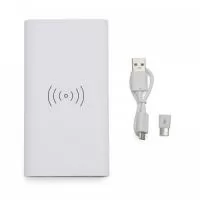 Carregador portátil de indução com 8000mAh e indicadores led de bateria e indução. O carregador contém um detalhe circular emborrachado na área de indução, proporcionado mais segurança ao dispositivo conectado, evitando deslizamentos durante este modo de carga – o lado oposto da indução possui um ícone indutivo, porém é uma mera ilustração, esta área não gera carga. O carregador possui uma porta de saída USB com carga rápida e duas portas de entradas, Tipo-C e V8. Acompanha cabo USB e adaptador Tipo-C.