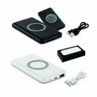 Bateria portátil e carregador wireless. Alumínio. Bateria polímero de lítio. LED: indicador de carga. Capacidade: 4.000 mAh. Entrada 5V/2A e saída 5V/2A. Potência de carregamento: 5W. Incluso cabo USB/micro USB para carregar a bateria. Fornecido em caixa presente. 126 x 71 x 14 mm.  Celular descarregado é algo que incomoda demais, principalmente se você precisa estar sempre conectado, usa muito o WhatsApp, acessa as redes sociais com frequência e vive tirando fotos para registrar seus principais momentos. Para evitar esse problema, o Power Bank representa uma solução bem prática.  Mas o que é Power Bank Wireless? Trata-se de um acessório que serve para recarregar a bateria do celular sempre que necessário, bastando aproxima-lo do seu aparelho com a tecnologia por indução.