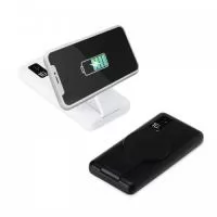 Carregador portátil plástico via indução ou via cabo com 10.000mAh e indicador led de bateria. Com suporte inclinável para o carregamento via indução, o power bank possui duas portas de saídas USB, possibilitando o carregamento de dois dispositivos simultaneamente. Contém porta de entrada tipo-C, V8 e acompanha cabo USB.  Largura :  6,7 cm  Espessura :  2 cm  Comprimento :  14,3 cm